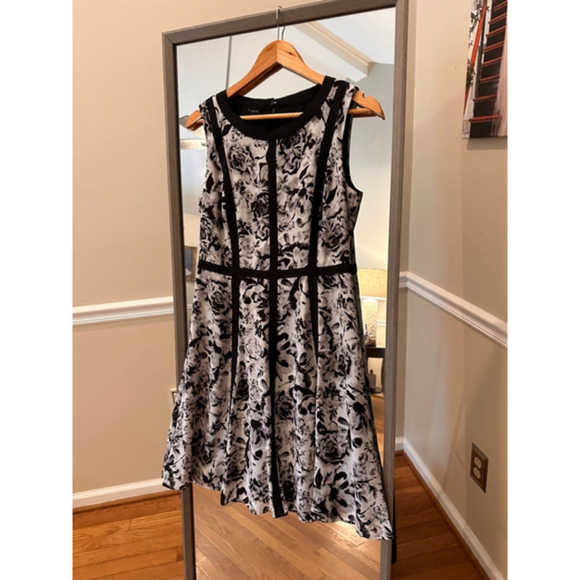 Women's‎ Talbots Black & White Floral Fit and Flare Dress Size 8 - Picture 1 of 4